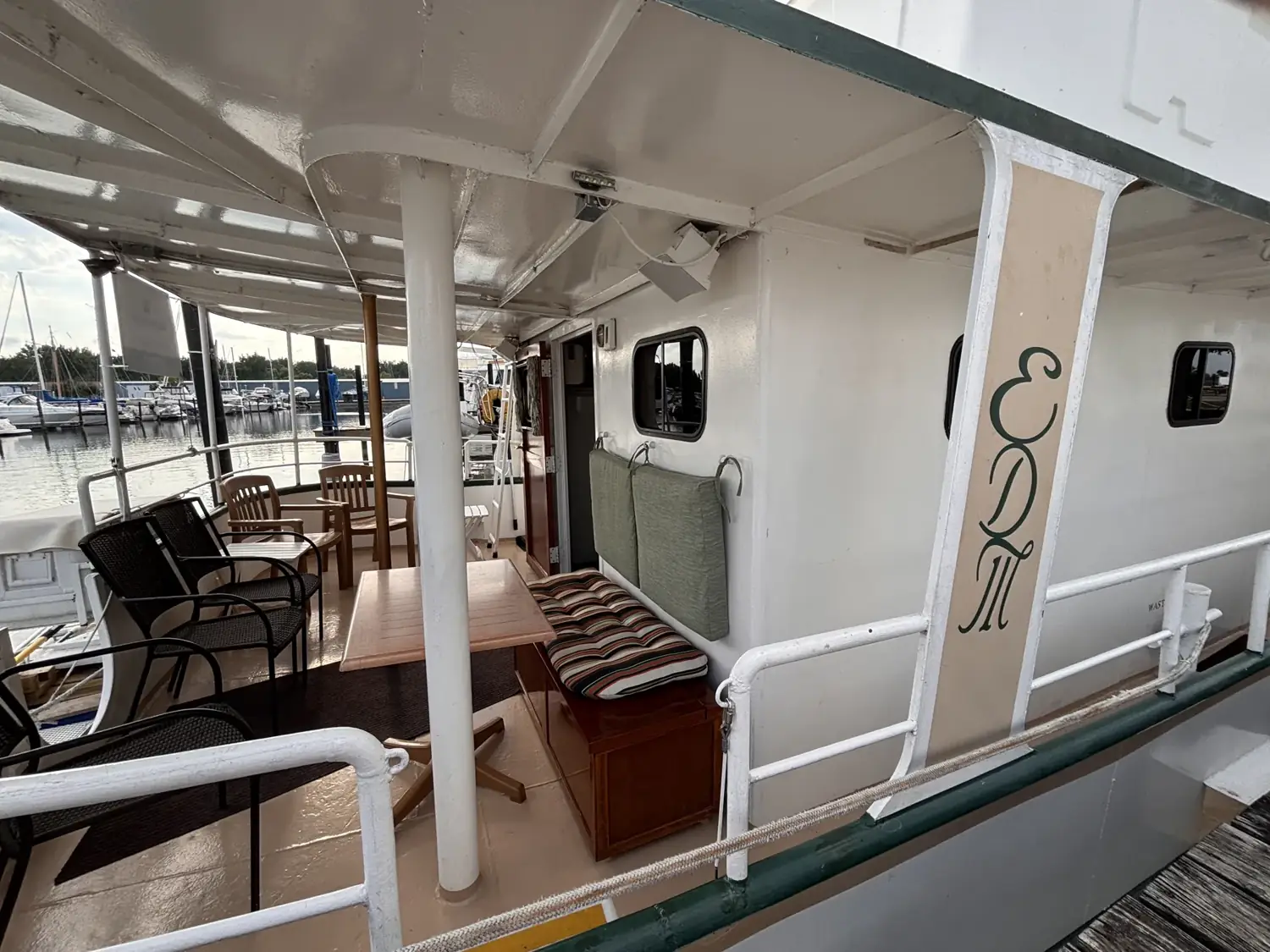 Aft deck seating along the rail
